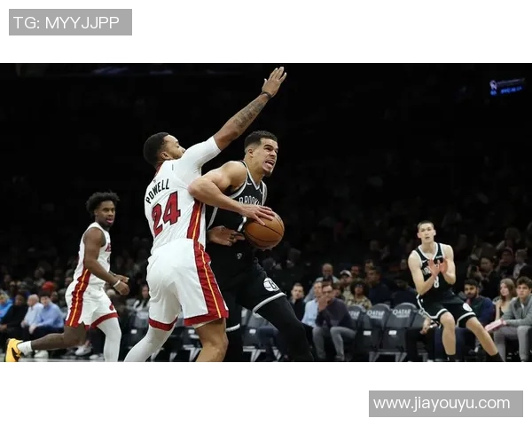 篮网与热火季后赛第三场激战回顾球星表现与战术分析全景呈现